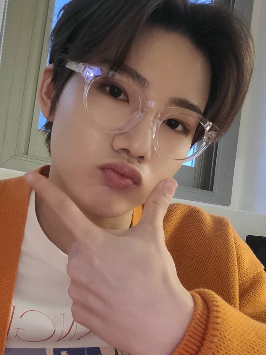 JKJSFEEDS's tweet photo. g l a s s e s https://t.co/vdDC3xlvvk