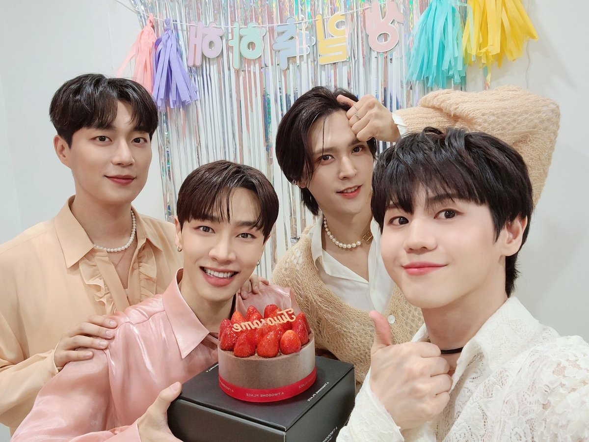 Highlight_AUent's tweet photo. 🗓 놓칠 수 없는 오늘의 하이라이트(Highlight)

✅ 00:00 🎂 HAPPY GK DAY 🎉
✅ 18:00 [하이라이트] MBC M 쇼! 챔피언 (채널 MBC M)

특별함이 배가 되는 오늘🎁
💡하이라이트💡와 함께
행복의 꿈😌 꿀 준비되셨나요❣️

#하이라이트 #HIGHLIGHT
#윤두준 #양요섭 #이기광 #손동운 #데이드림 #DAYDREAM https://t.co/WRv26AsPW9