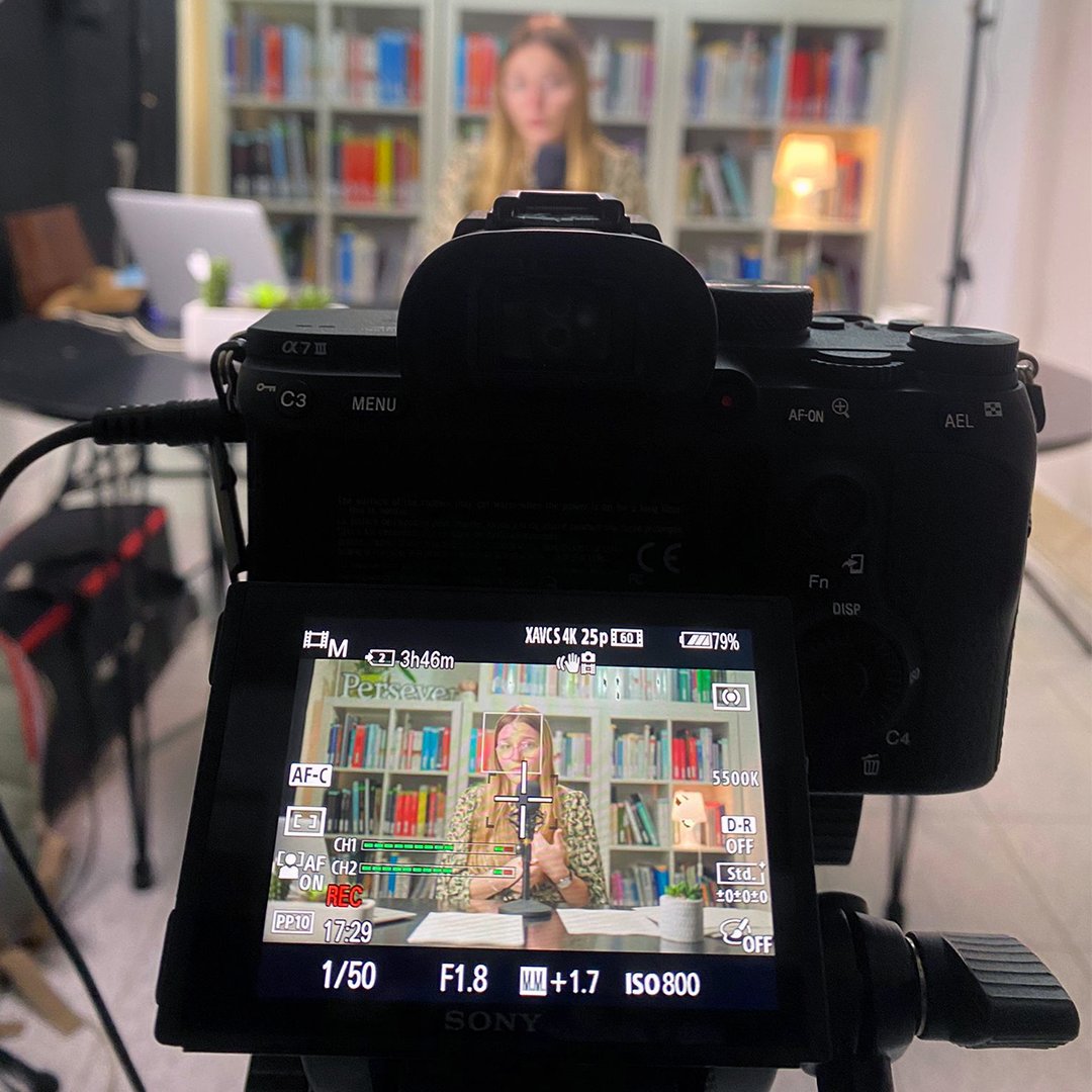 PerseverPIR's tweet photo. 📅 ¡Estas dos últimas semanas hemos estado grabando las nuevas videoclases de @PerseverPIR!
Cada año renovamos las #videoclases teniendo en cuenta las ediciones más recientes de los manuales de referencia y el último examen PIR. #PIR2022 #ExamenPIR #PlazasPIR
(1/3) https://t.co/4kIlJdRMnI