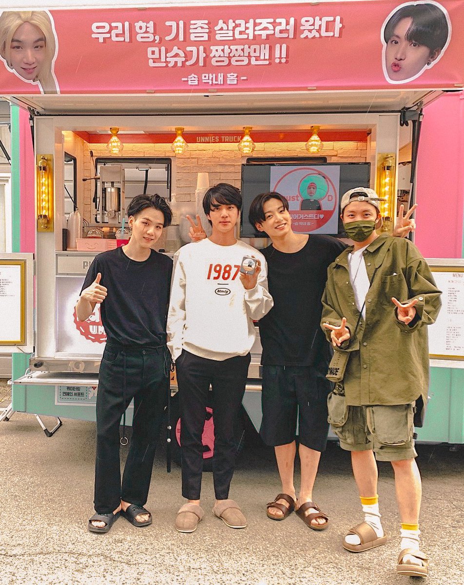 jinniesarchives's tweet photo. supportive bestfriends https://t.co/7kB1QQHi9l