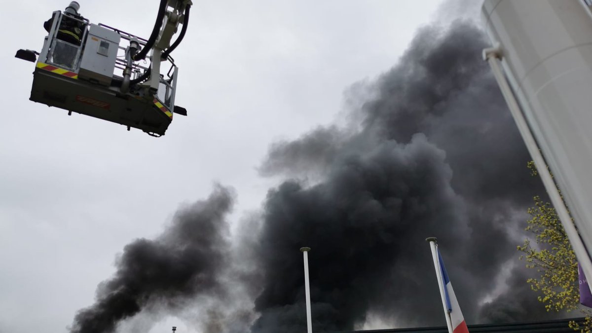 #Intervention🔥 | Hier, le #Sdis95 est intervenu sur un feu de concession automobile à #StWitz. Environ 500 m² ont été détruits par les flammes et 24 employés ont été évacués avant l’arrivée des secours.
🚒20 engins et 84 sapeurs-pompiers engagés
⌚️6h20 d'intervention
📸M. Dubois