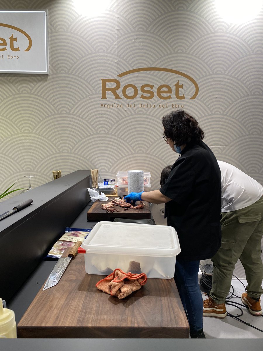 madridfusion's tweet photo. El sabor del mar está en #MadridFusion2022 en el stand de #AngulasRoset, las angulas del delta del ebro, y #Smook, el verdadero placer ahumado. 🌊 https://t.co/2mUwH5Dz51