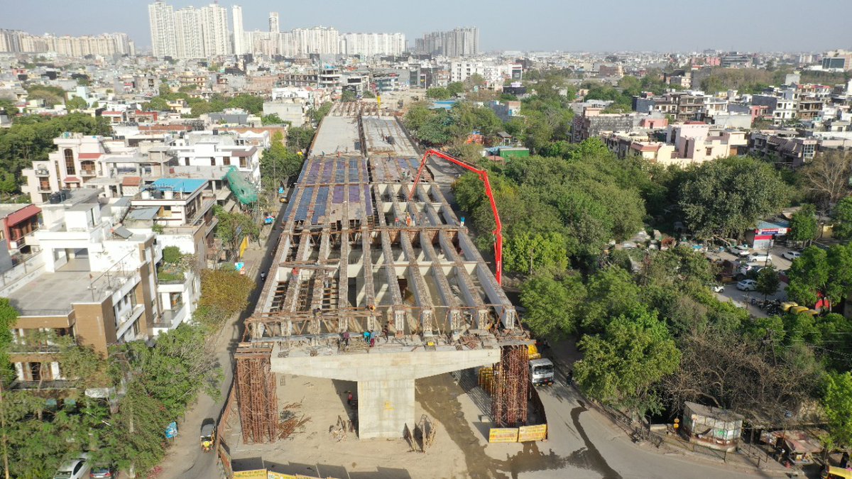 CeoNoida's tweet photo. Deck slab casting work is completed in one portion and is in progress in another stretch between Aghapur petrol pump to NSE-Z. This six-lane elevated road project worth ₹468 crores is now 50% completed. 
#NoidaAtWork
@InfoDeptUP https://t.co/Shx6dN9ItI