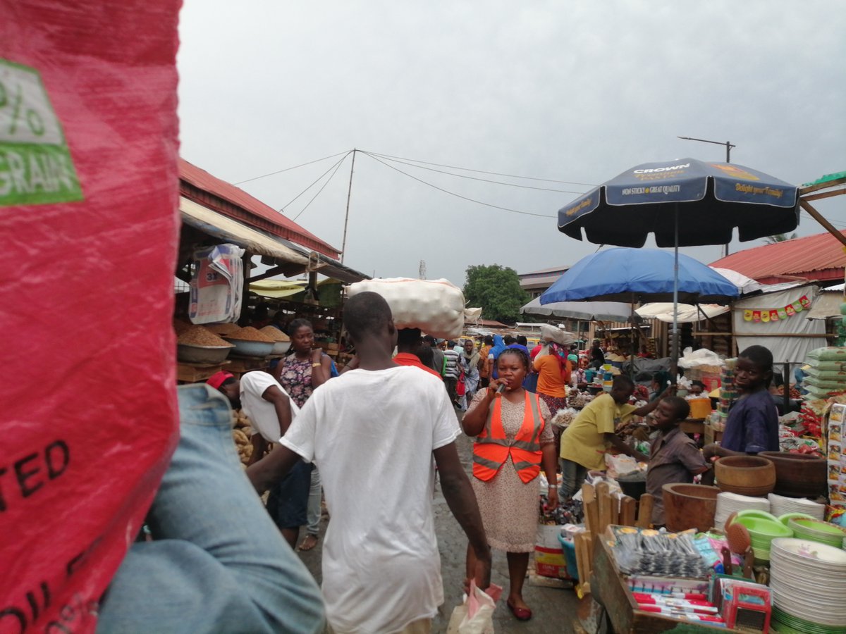 LAPOORG's tweet photo. DID YOU KNOW?
"Good nutrition is essential to reducing maternal and child mortality around the world and reaching the Ending Preventable Child and Maternal Deaths goals."-USAID
#MCH #nutrition #LAPOprojects
Photo: Sensitization on nutrition at ile-epo market in Lagos State. https://t.co/GnU7eq7Fb7