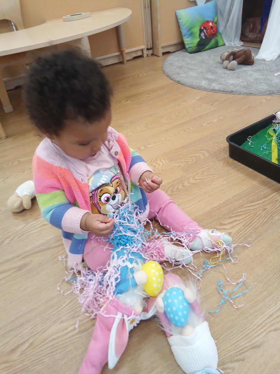AshbridgeMaxy's tweet photo. Exploring a bunny themed tray in Snowdrops this morning #shreddedpaper #bunnies #springtime #almosteaster https://t.co/Q7OAnnM7Jy