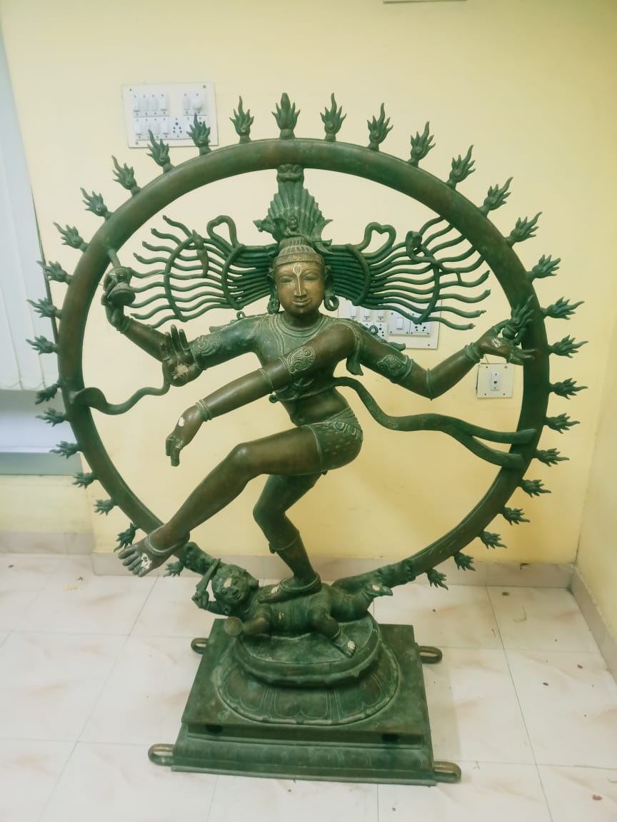 Saravananjourno's tweet photo. Idol wing police seized antique  Natarajar metal idol, which is suspected to have been stolen from some temple from one Suresh Kumar of Swamimalai near Kumbakonam 

@polimernews @tnpoliceoffl @jayantmuraliips #IdolSeized #NatarajaraIdol https://t.co/990CkJvEHu