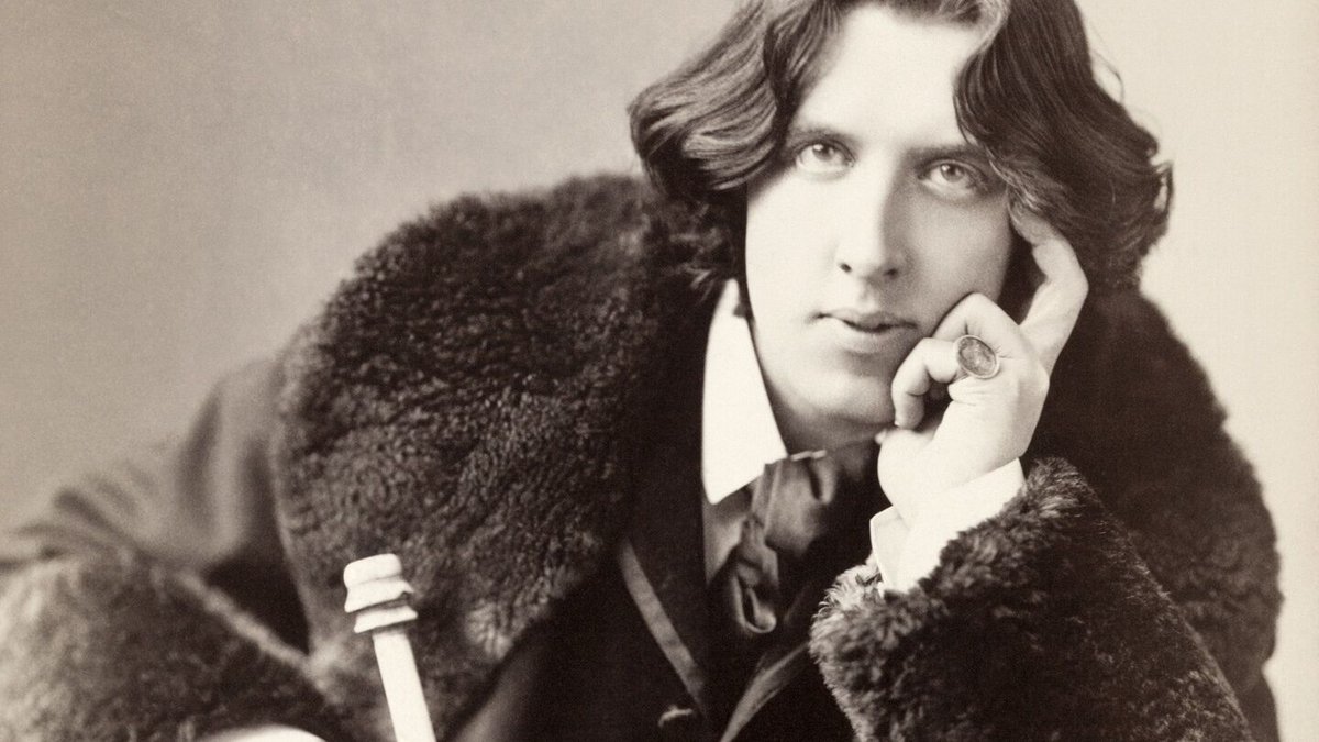 “Sono stato tutta la mattina per aggiungere una virgola, e nel pomeriggio la ho tolta.”
Oscar Wilde
#scrivere #art #ispirazione #scrittori <a href="/Writers_Readers/">Writers And Readers™ | Dove nascono i bestseller</a>
