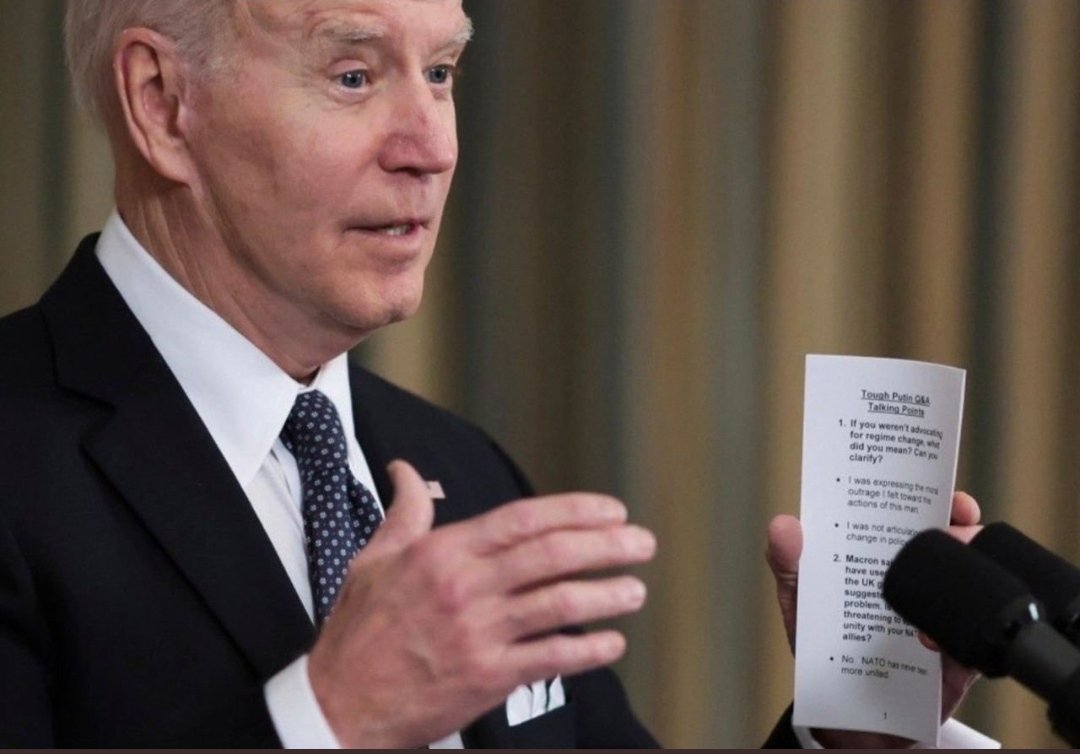 Inconforme75's tweet photo. Biden sin darse cuenta muestra el papel donde están escritas todas las preguntas y respuestas de la conferencia de prensa.
La política es un reality show... https://t.co/ghrLEo74cy