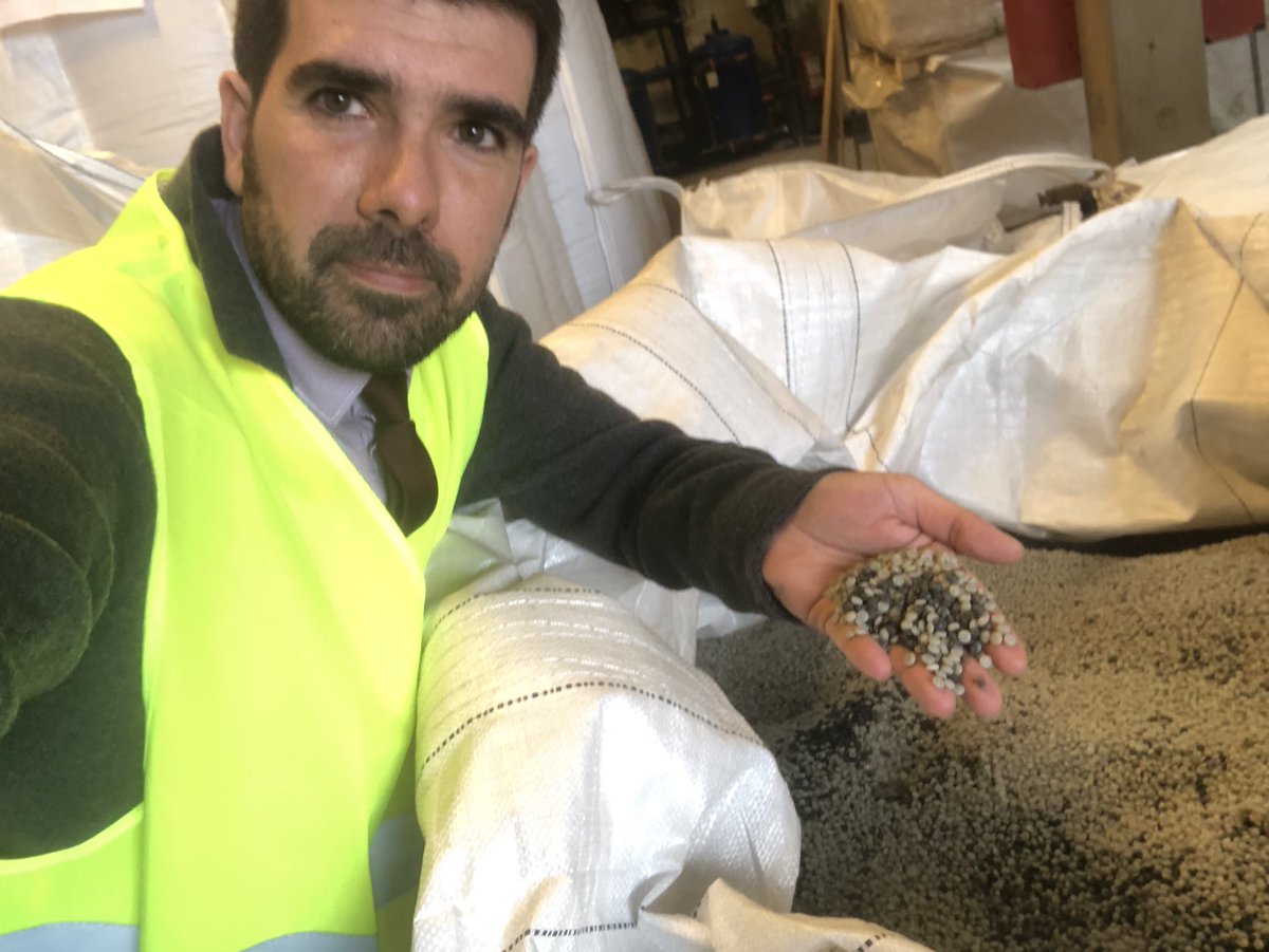 xandre_mato's tweet photo. No corazón de Valonia unha multinacional galega, #Valtalia, transforma o lixo dos plásticos industriais en novo material para o seu uso.
Das pequenas lentellas recicladas sairán as bolsas das nosas compras. https://t.co/TSQIUprqOa