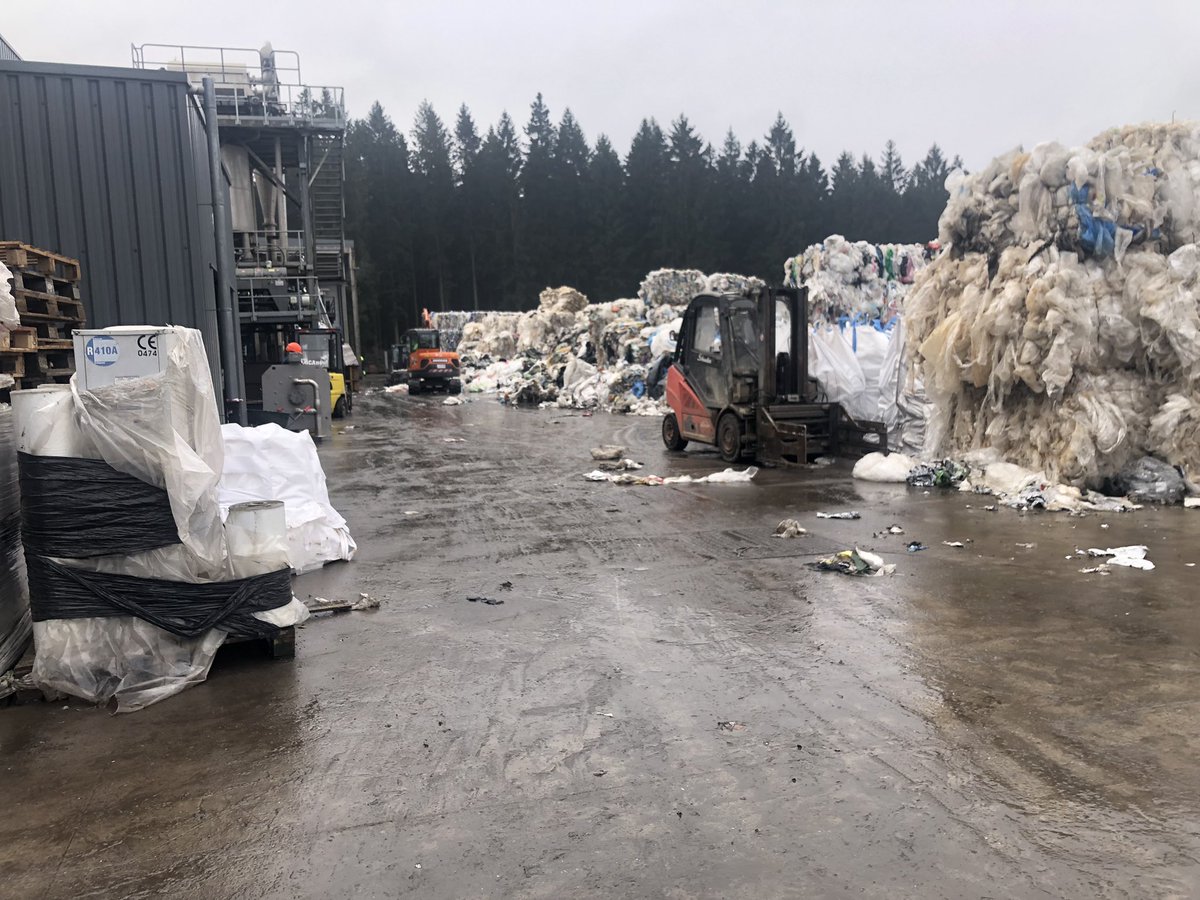 xandre_mato's tweet photo. No corazón de Valonia unha multinacional galega, #Valtalia, transforma o lixo dos plásticos industriais en novo material para o seu uso.
Das pequenas lentellas recicladas sairán as bolsas das nosas compras. https://t.co/TSQIUprqOa