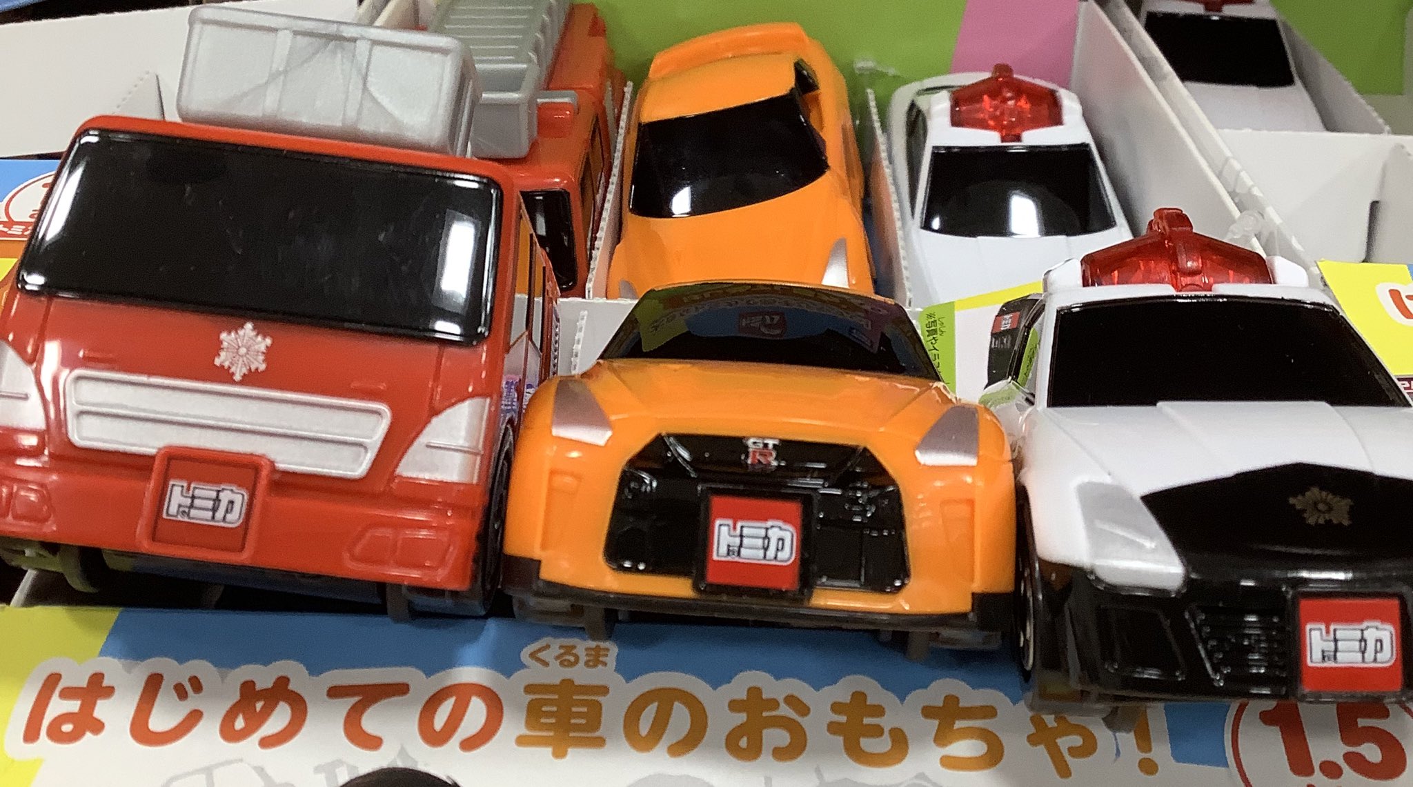 おもちゃのヨシダ札幌店 大空スタッフ トミカの新商品 はじめてトミカ 一歳半からのトミカ デビューにおすすめの商品です 単品車両は３種類 それぞれ違った指遊びができます 駐車場セットにはトミカが一台入ってます おもちゃのヨシダ札幌店大空