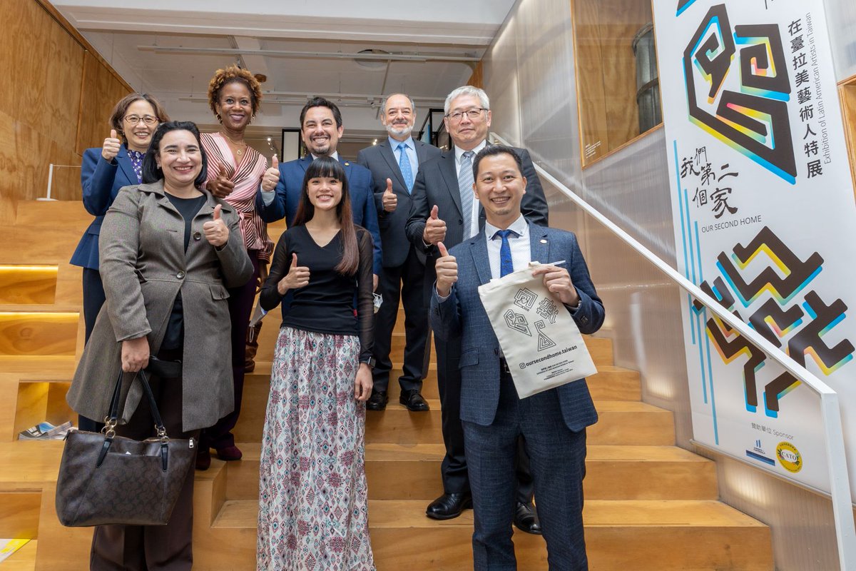 NOTICIASTaiwan's tweet photo. Muestra de arte de estudiantes latinoamericanos en #Taiwan 🎨 https://t.co/uvzTqE0mC1 https://t.co/MFSXvyzT41