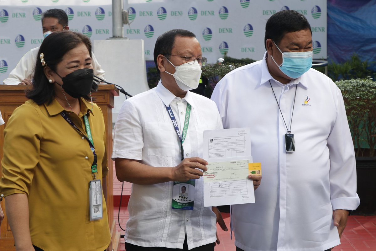DENROfficial's tweet photo. DENR WORKERS IN DISASTER-STRICKEN AREAS RECEIVE P42.2-M AID

“This check speaks of the DENR’s valued commitment to push tirelessly for the welfare and benefits of its hardworking workforce however long and challenging the waiting has been."

Full story⬇️
https://t.co/szbGvL0SIy https://t.co/pAdN5yyBms