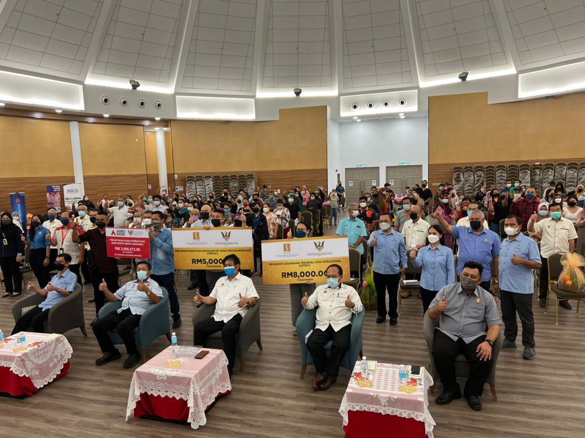 SarawakSedc's tweet photo. Our "Jum Regista" program organised in #Serian on 30-31 March received 150 participants. It's jointly organised with #Sarawak Ministry of International #Trade & Investment Dev't #MINTRED & Serian's Resident, District Office. Thank you to local entrepreneurs for their support. https://t.co/j9QVD1S7gU