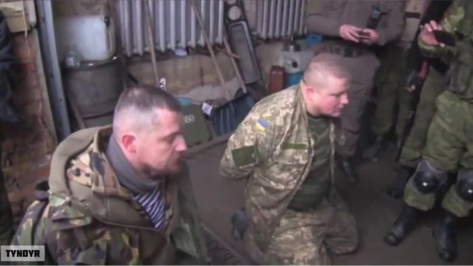 Capturados por las fuerzas especiales rusas, Sergey Velichko y Konstantin Nemichev, los dos ucranianos que disparaban a las rodillas a los prisioneros rusos. Gracias al GPS de sus móviles fueron fácil y rápidamente localizados...