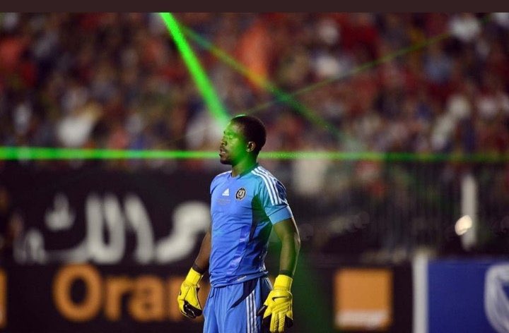 AyatIdrissa's tweet photo. في مبارة الذهاب أشار جمهور مصر بالليزر على لاعبي السنغال؛ وفي السنغال، رد الجمهور نفس الشيء!
خرجو يشتكون بأنه: غير أخلاقي
-
ننوه أن هذا الجيل في أفريقيا جيلٌ يرد الصفعة بالصفعتين.

أما عن إكرام الضيف، فنحن كما قال المعري:

إذا كان إكرامي للضيف واجب # فلا شك أن إكراميَ نفسيَ أوجب! https://t.co/yzEY6m8oOS