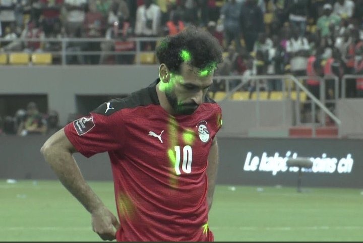 AyatIdrissa's tweet photo. في مبارة الذهاب أشار جمهور مصر بالليزر على لاعبي السنغال؛ وفي السنغال، رد الجمهور نفس الشيء!
خرجو يشتكون بأنه: غير أخلاقي
-
ننوه أن هذا الجيل في أفريقيا جيلٌ يرد الصفعة بالصفعتين.

أما عن إكرام الضيف، فنحن كما قال المعري:

إذا كان إكرامي للضيف واجب # فلا شك أن إكراميَ نفسيَ أوجب! https://t.co/yzEY6m8oOS
