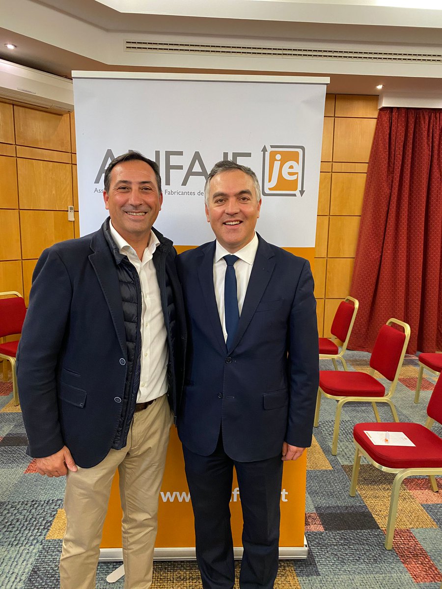 ConPassivHaus's tweet photo. Hemos invitado a #ANFAJE a visitarnos en #REBUILD2022 con el fin de establecer sinergias entre ambas asociaciones.
📸En la foto nuestro presidente Manuel Medina con João Ferreira Gomes, presidente de #ANFAJE.
#ConstrucciónConsciente #RehabilitaciónConsciente #ECCN @rebuildexpo https://t.co/qQxDX11oeg