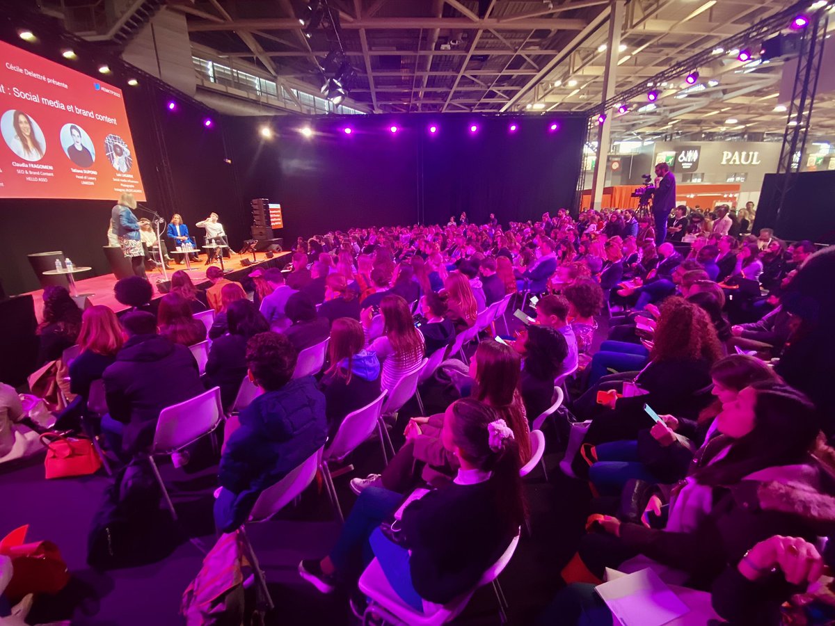 EMarketingParis's tweet photo. « 57% de la population mondiale utilise les réseaux sociaux. » La présence des entreprises est un enjeu de taille ! 💡 

Salle comble pour écouter la conférence sur les réseaux sociaux et le brand content avec @helloasso @loiclagarde_eth @LinkedInFrance @LVMH

#EMKTP2022 https://t.co/NgnT6zh6B6