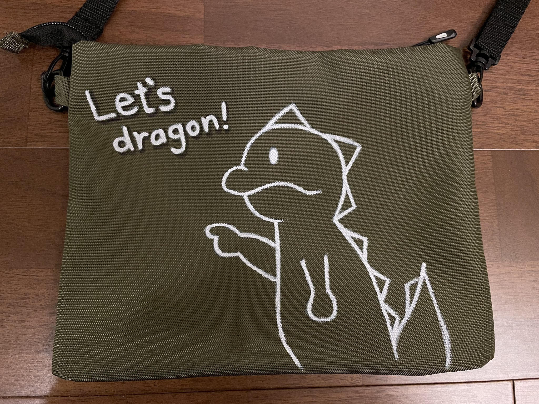 なみのりドラゴン 百均の無地のバッグにドラゴン描いてみた レッツドラゴン ドラゴンズライフ ドラゴン イラスト バッグ T Co Gccedbowfx Twitter