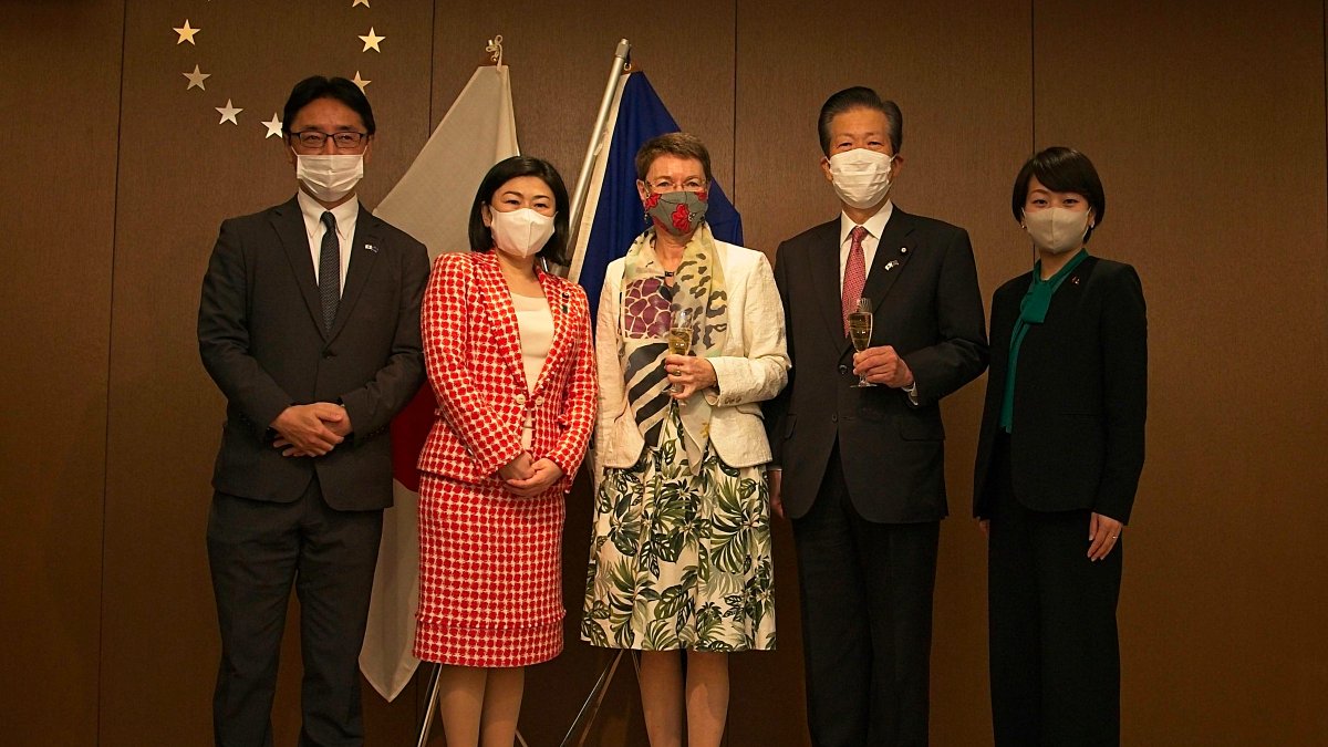EUAmbJPN's tweet photo. Appreciated the chance to bid farewell to friends &amp; colleagues as I leave to become 🇩🇪Ambassador to China. My time in Japan was precious, and I take with me very fond memories of its culture &amp; people, as well as a conviction that 🇪🇺🇯🇵 relations can only become stronger. Arigato! https://t.co/c1RMzw2dG0