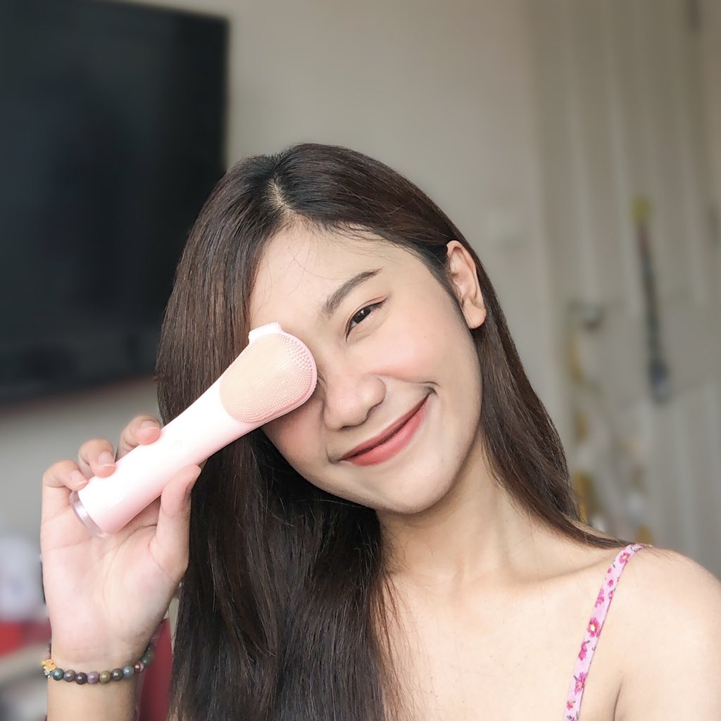 paniixreview's tweet photo. ช่วงนี้ใช้เครื่องล้างหน้าของ #CBGdevices รุ่น trio cleansing stick อยู่คับ✨น้องสีชมพูน่าร้าก♡︎ ไซส์แบบจับถนัดมือ แถมน้องตั้งได้ด้วย หัวแปรงเค้ามี 3 แบบ อันเล็กขัดซอกจมูกได้แบบดีมาก ค่ดสะอาด! น้องปรับความสั่นได้ 5 ระดับ เหมาะกับทุกสภาพผิว ตัวซิลิโคนเป็น food grade ด้วย 🛁✨ https://t.co/j72CKVdA0h