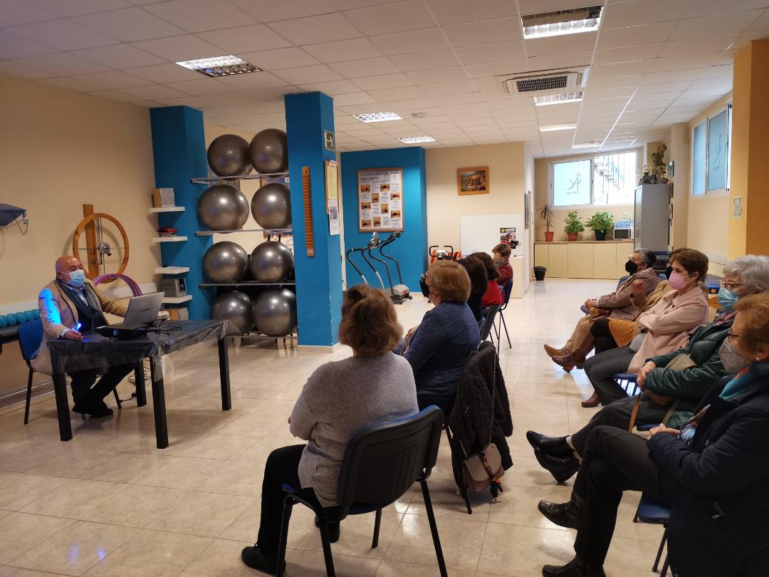 ApafimaOficial's tweet photo. Ayer volvimos a tener la oportunidad de disfrutar de un encuentro cultural de lo más ameno y didáctico con nuestro gestor de Questiono.  Gracias a los que hacemos Apafima,  a Fernando -nuestro gestor cultural- y al Ayuntamiento de Málaga. https://t.co/jknsbdoGNj