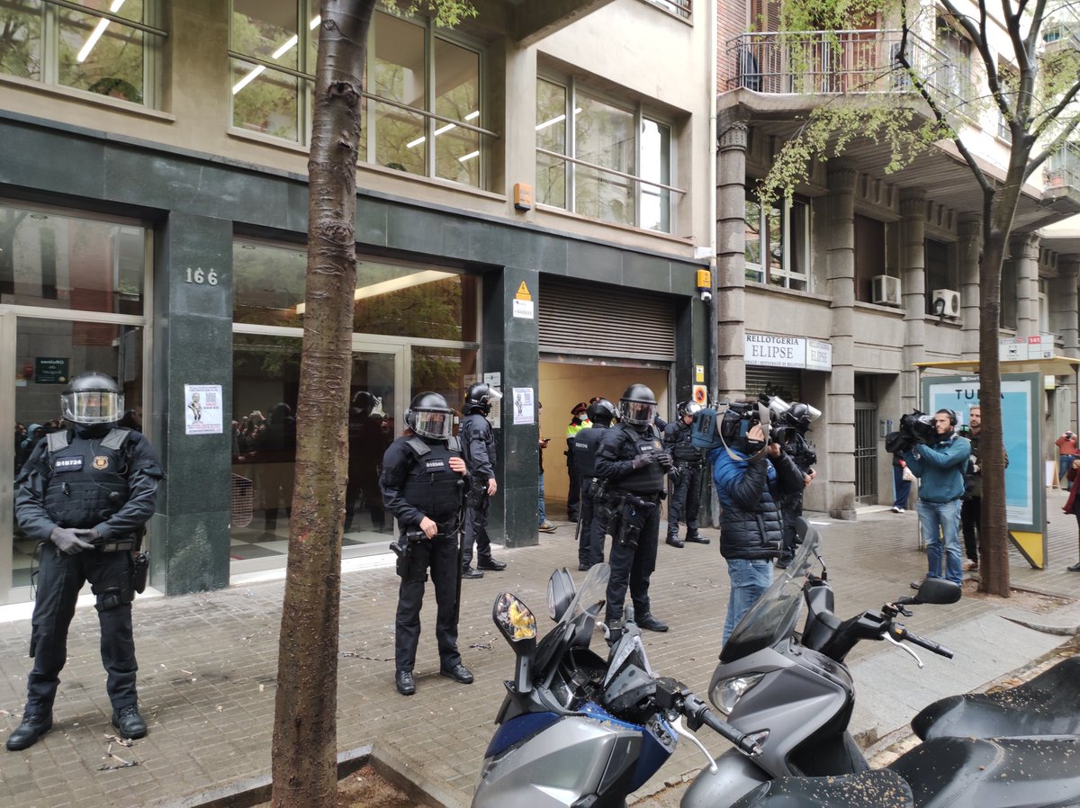 davidcc_01's tweet photo. Quina pena @Esquerra_ERC haver de protegir la seu amb la Brimo. Heu venut l'educació i no us ho perdonarem. #VagaEducació #CambrayDimissió #byebyeCambray https://t.co/HDeZSEjYQD