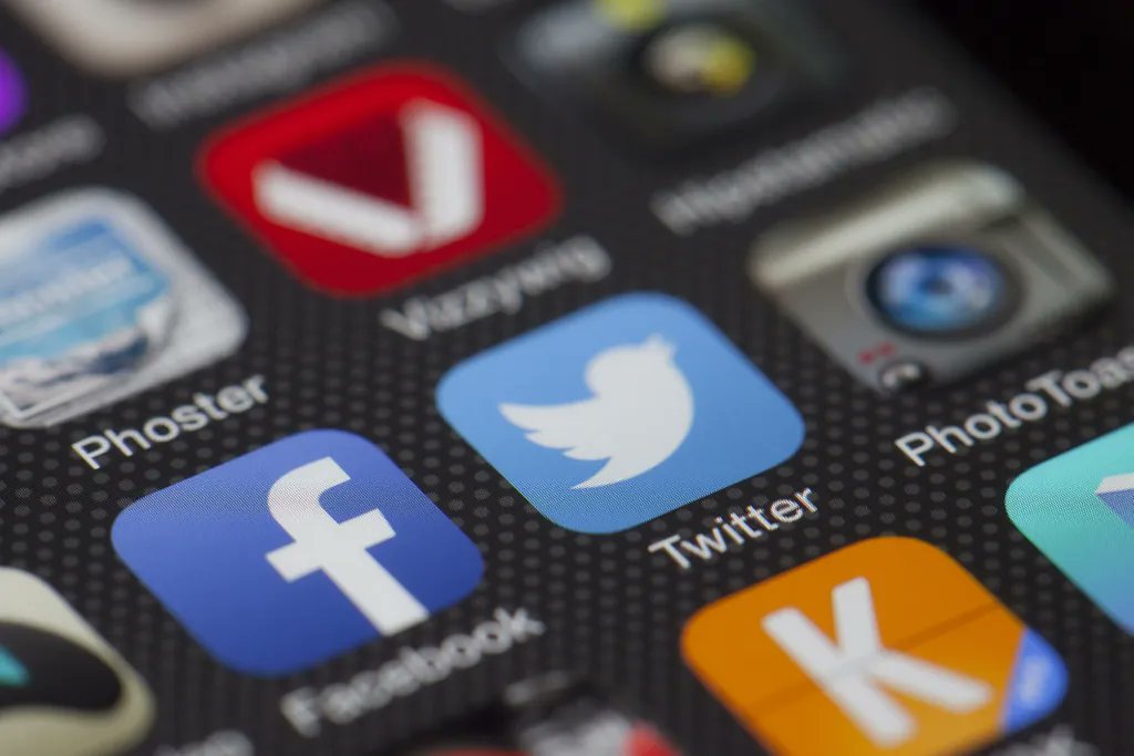 BizSupport_WM's tweet photo. We’ve been using Twitter and LinkedIn to promote #DigitalTechCumbria to businesses across Cumbria. 
Read about the pros and cons of different channels in our latest blog or scan our webinar recordings for more help.
https://t.co/npO0VLKb1r https://t.co/VxzRNux9h4