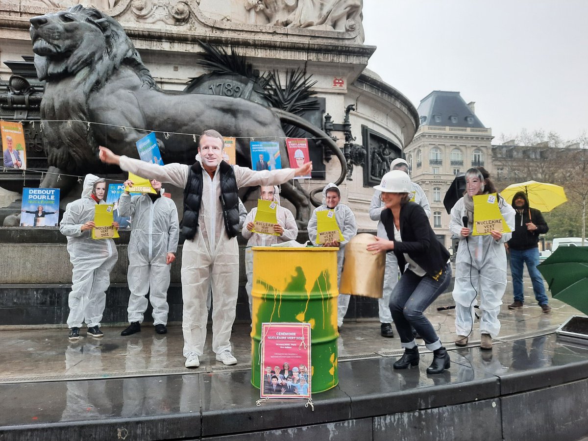 sdnfr's tweet photo. [🔴En direct] Le grand prix de la révélation 2022 revient à... @EmmanuelMacron qui fait tomber le masque et assume pleinement être pro-nucléaire !  #NucléaireVert2022 #PromessesBidons
En savoir plus sur la décision du jury : https://t.co/aGQv8vb3N0 https://t.co/PZjppzO4TF