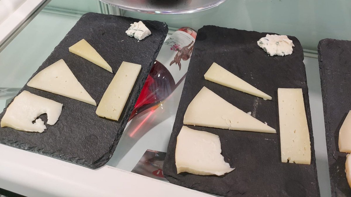 SaboreaVLL's tweet photo. Ahora en #MadridFusión2022 👉 Degustación de queso de Las Cortas de Blas, vino y pan de Valladolid
��Stand E-176 (pabellón 14)
@SaboreaEspana @madridfusion @AyuntamientoVLL @CNPinchosVLL @apehva @infoVLL #TapasVLL #TapasVLL2022 https://t.co/gzp7YPaOi7