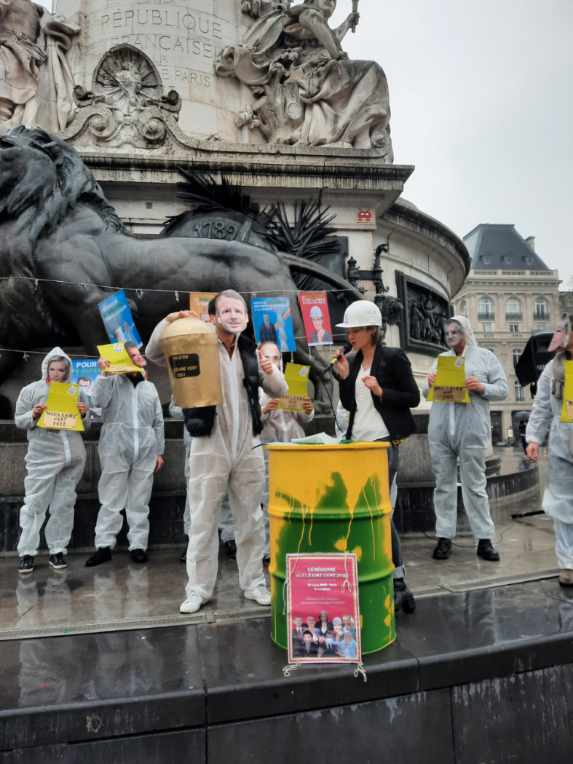 sdnfr's tweet photo. [🔴En direct] Le grand prix de la révélation 2022 revient à... @EmmanuelMacron qui fait tomber le masque et assume pleinement être pro-nucléaire !  #NucléaireVert2022 #PromessesBidons
En savoir plus sur la décision du jury : https://t.co/aGQv8vb3N0 https://t.co/PZjppzO4TF