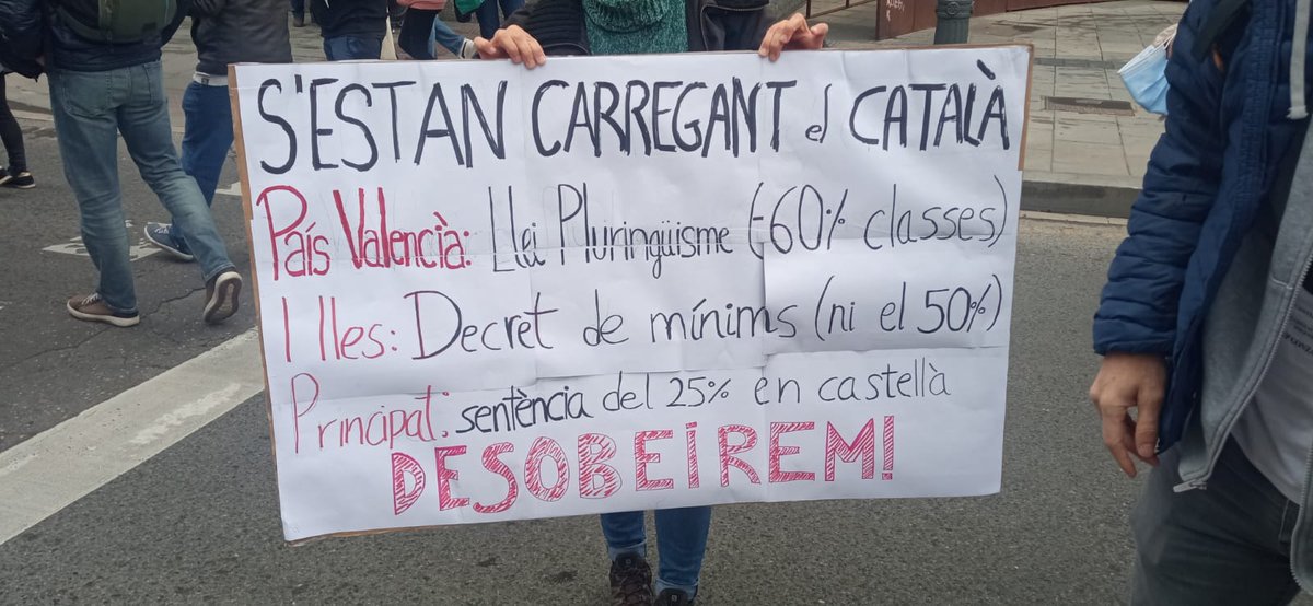 CUPReus's tweet photo. La mobilització de #VagaEducació avui tornar a ser a Tarragona✊🏽🏫👅

#CambrayDimissió https://t.co/XVYfFjr8d1