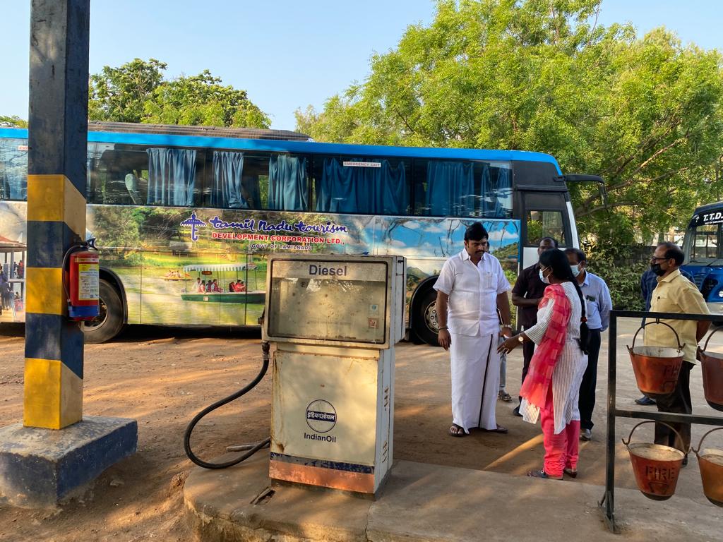 MMathiventhan's tweet photo. #TNTourism #BusGarage தமிழ்நாடு சுற்றுலாத்துறைக்கு சொந்தமான 14 சொகுசு பேரூந்துகள், நிறுத்தப்பட்டிருக்கும் தீவுத்திடல் பணிமனைக்கு சென்று பேரூந்துகளின் பராமரிப்பு, பயன்பாடு, உபகரணங்கள் மற்றும் பணியாளர்கள் குறித்து கேட்டறிந்து, ஆய்வை மேற்கொண்டோம். உடன் @Sandy_Nanduri அவர்கள். நன்றி https://t.co/GKoDP2ReWL