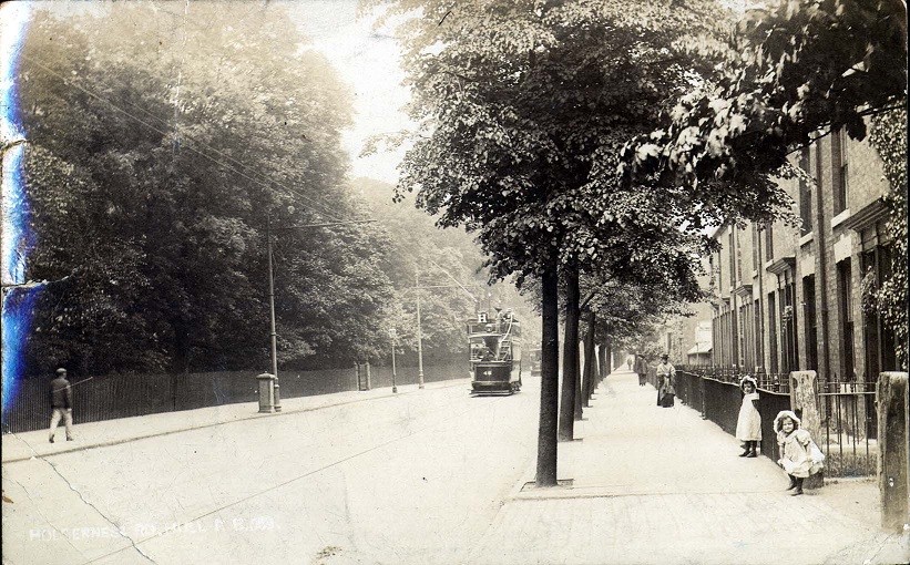 Hullhistorynews's tweet photo. For a cold and rainy Wednesday, here's a summery view from 1904 of Holderness Road, complete with tram and two small girls intrigued by the camera. [Renton Heathcote postcard collection 536].
@hull_libraries @Hull_Museums @HullMaritime https://t.co/FWdjxHNLyZ