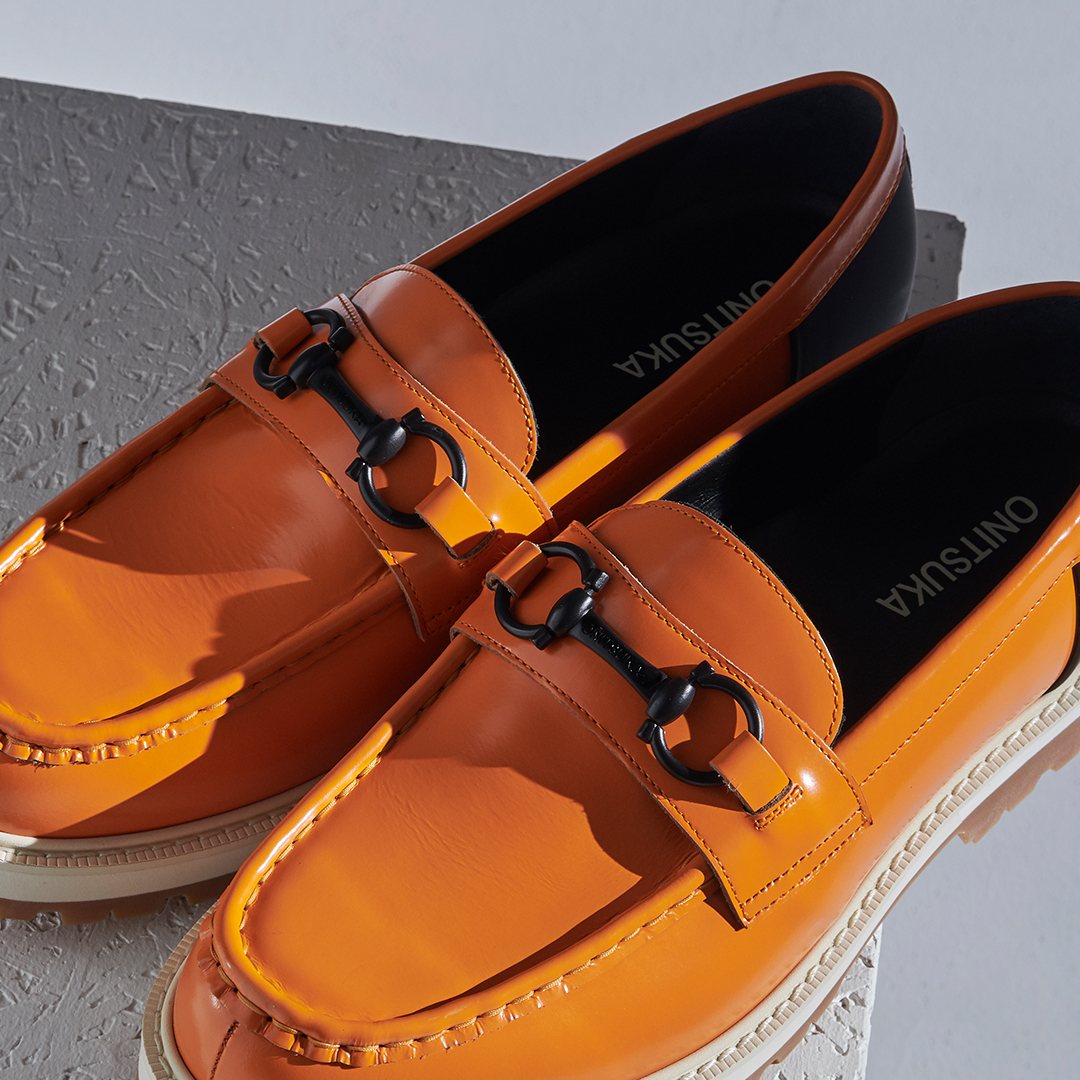 theonitsuka's tweet photo. 手縫いで仕上げたモカや全体的にボリューム感のあるシルエットの #BITLOAFER。ON OFF兼用で多様なスタイルに合わせやすく、脱着もしやすいローファースタイル。
https://t.co/4TNxblrXti

[BLACK/CLASSIC RED]
[BLACK/BLACK]
[HABANERO/BLACK]

#THEONITSUKA 
#ジオニツカ https://t.co/yzcCmt3C2V