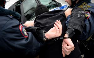 23mvd's tweet photo. В Анапе полицейские задержали участников организованной группы, подозреваемых в разбойном нападении и грабеже  https://t.co/RKnZ1mVprB https://t.co/D2gMYg3xlL