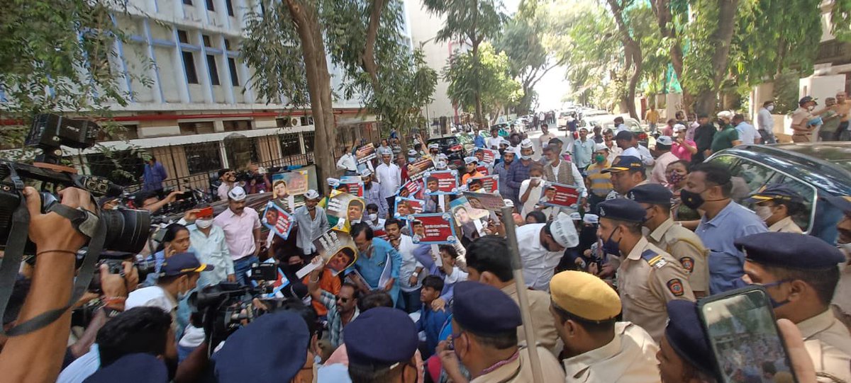 AAPMumbai's tweet photo. Together, we protest at the BJP office, Nariman Point, demanding the arrest of BJP MLC Pravin Darekar and also in condemnation of the act of attacking the house of Delhi CM Arvind Kejriwal ji! #BJPKeGunde https://t.co/189DDv5b18