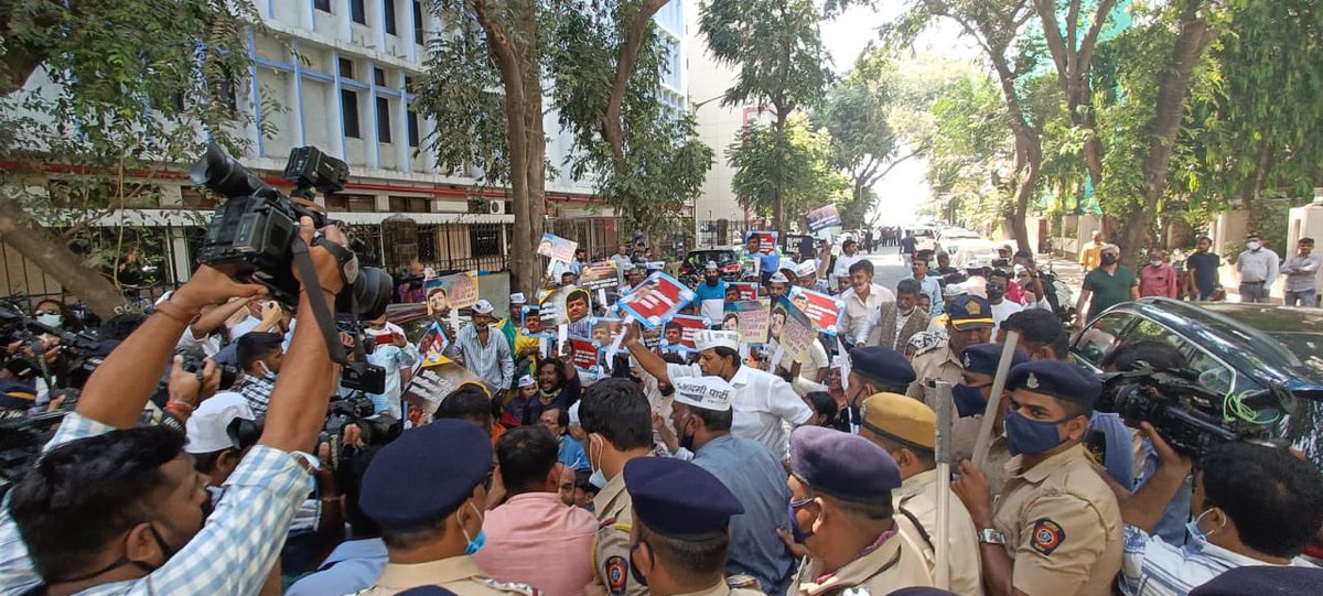 AAPMumbai's tweet photo. Together, we protest at the BJP office, Nariman Point, demanding the arrest of BJP MLC Pravin Darekar and also in condemnation of the act of attacking the house of Delhi CM Arvind Kejriwal ji! #BJPKeGunde https://t.co/189DDv5b18