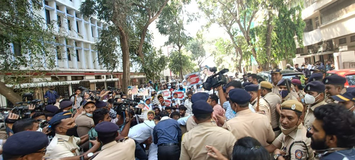 AAPMumbai's tweet photo. Together, we protest at the BJP office, Nariman Point, demanding the arrest of BJP MLC Pravin Darekar and also in condemnation of the act of attacking the house of Delhi CM Arvind Kejriwal ji! #BJPKeGunde https://t.co/189DDv5b18