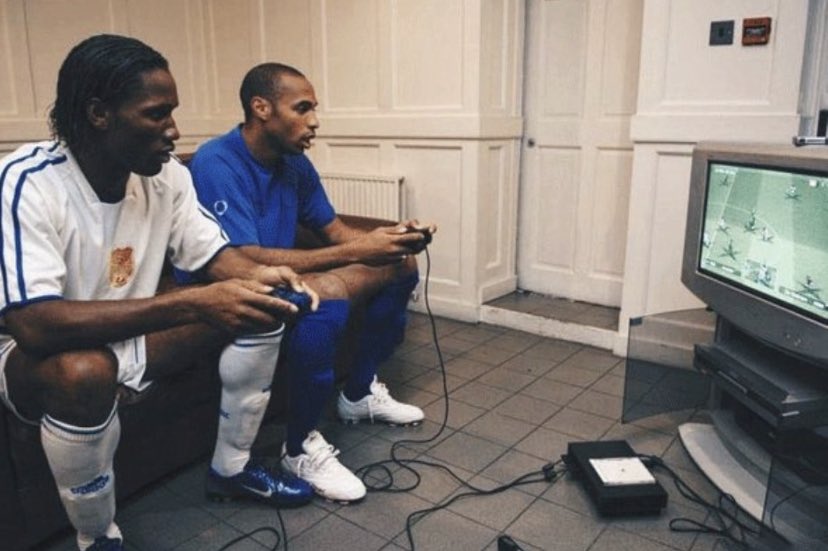 Is there anything more 00s football vibes than Didier and Thierry playing PES5 on the PS2? 👑