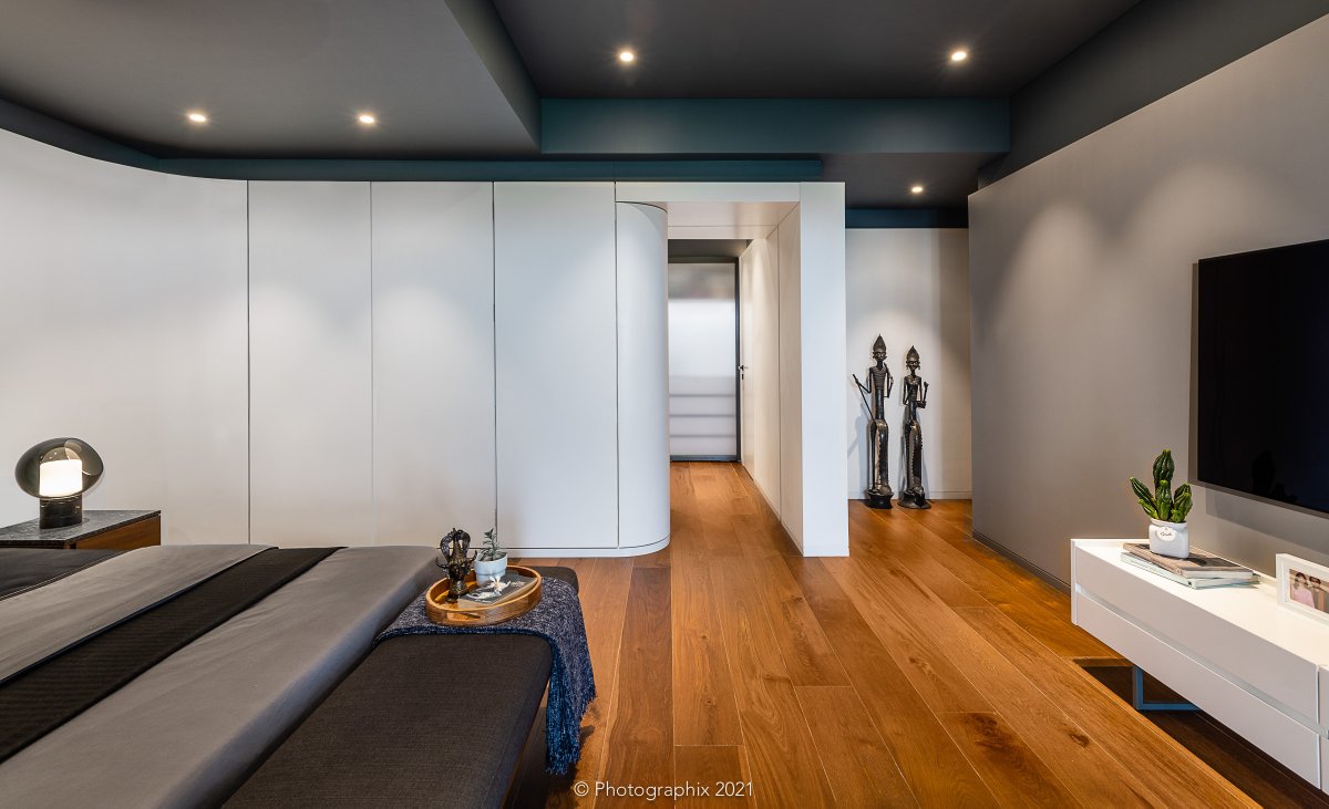 ArchitectsDig's tweet photo. The white ‘skin’ that wraps volumes in Fillet Haus and the rounding of planar junctions is clearly seen in its master bedroom.

#DIGDesignStudio #DIGArchitects #homedesign #brutalist #Designintigrated https://t.co/TKicyafj6j