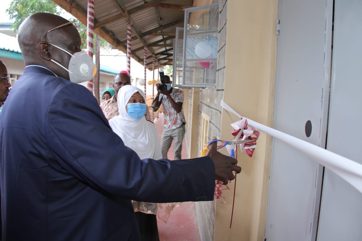 EduMinKenya's tweet photo. Education Cabinet Secretary Prof. George Magoha has this afternoon commissioned new CBC classroom at Mwijabu Secondary School in Changamwe Mombasa County.
#EducationReforms
#CBCInfrastructure https://t.co/pH7aPpUfqo