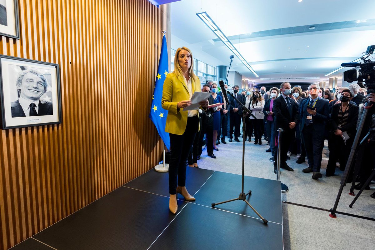 Europarl_IT's tweet photo. ⚪️ "Una mattina densa di emozione al Parlamento UE. Abbiamo onorato la memoria del Presidente David Maria Sassoli in presenza della sua famiglia.

Sassoli è stato un grande Presidente, un vero leader europeo, un paladino della democrazia.

Lo ricorderemo sempre." @EP_President https://t.co/kpcQVsCwlq