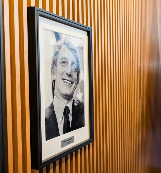 Europarl_IT's tweet photo. ⚪️ "Una mattina densa di emozione al Parlamento UE. Abbiamo onorato la memoria del Presidente David Maria Sassoli in presenza della sua famiglia.

Sassoli è stato un grande Presidente, un vero leader europeo, un paladino della democrazia.

Lo ricorderemo sempre." @EP_President https://t.co/kpcQVsCwlq