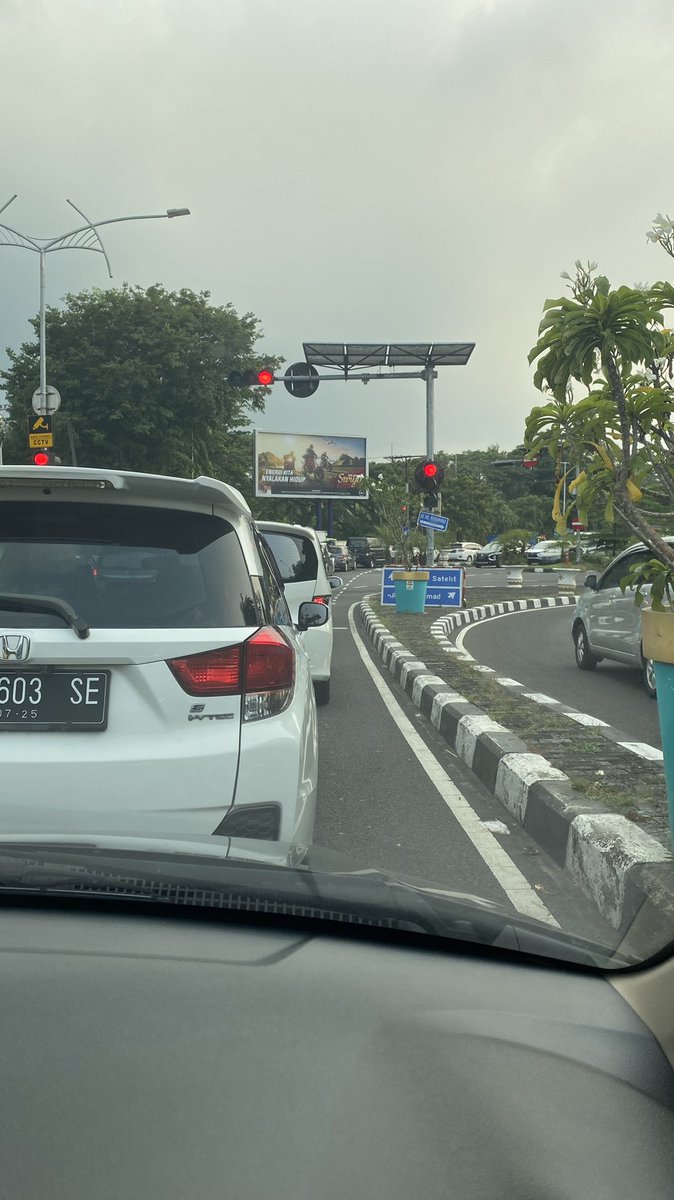 HalimAnthony's tweet photo. @e100ss berhenti total sama sekali gak bisa belok ke HR Muhammad. arah tol sama sekali gak bergerak. kenapa ya? https://t.co/BqtgEDZpgE