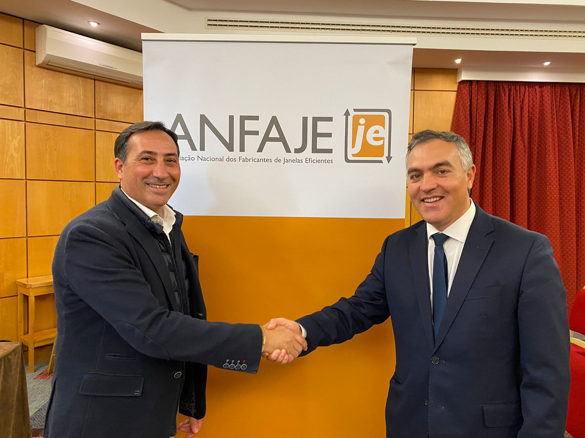 ConPassivHaus's tweet photo. Convidámos o #ANFAJE a visitar-nos em #REBUILD2022 a fim de estabelecer sinergias entre ambas as associações.
📸Na foto o nosso presidente Manuel Medina com João Ferreira Gomes, presidente de #ANFAJE.
#ConstrucciónConsciente #RehabilitaciónConsciente #ECCN @rebuildexpo https://t.co/FJe4xN1EFh
