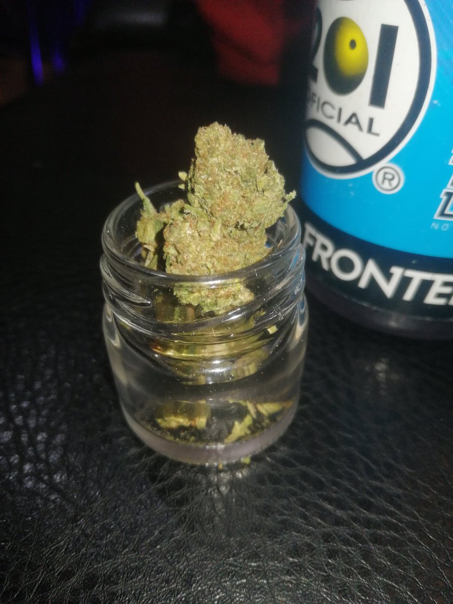 4twentyN's tweet photo. Traes tennis?. Te dices swag y fumas pura panteón. #purethc #WeedLovers #weedsmokers #og https://t.co/ZzEnEhJcVe