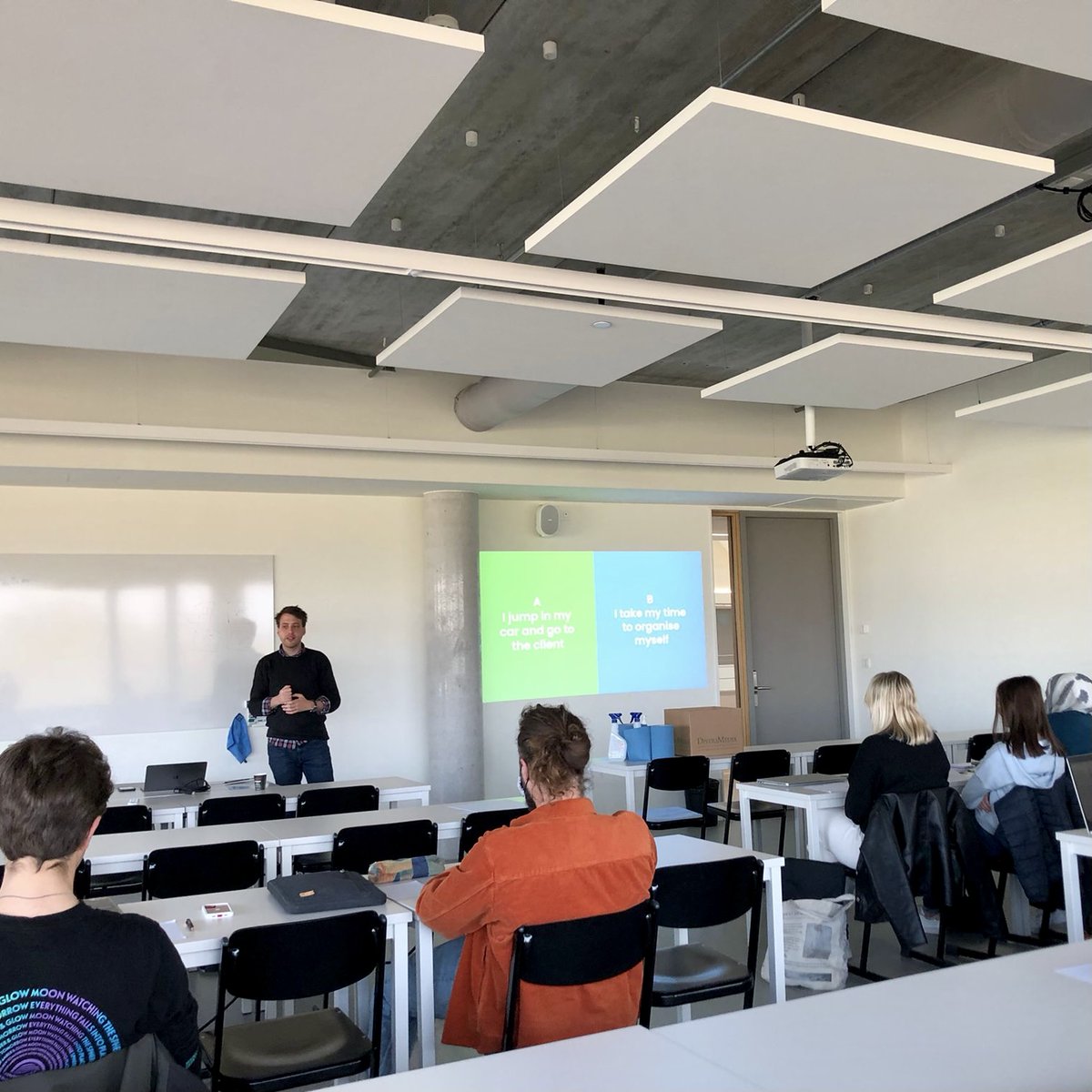 Earlier this week <a href="/RobbertRM/">Robbert Meulemeester</a> talked to #communication students at <a href="/howest/">Howest</a> about #crisis communication, using our #CalamityCards as an interactive tool. Limitless crisis scenarios in a box! 🃏🎲

pm.be/calamitycards/