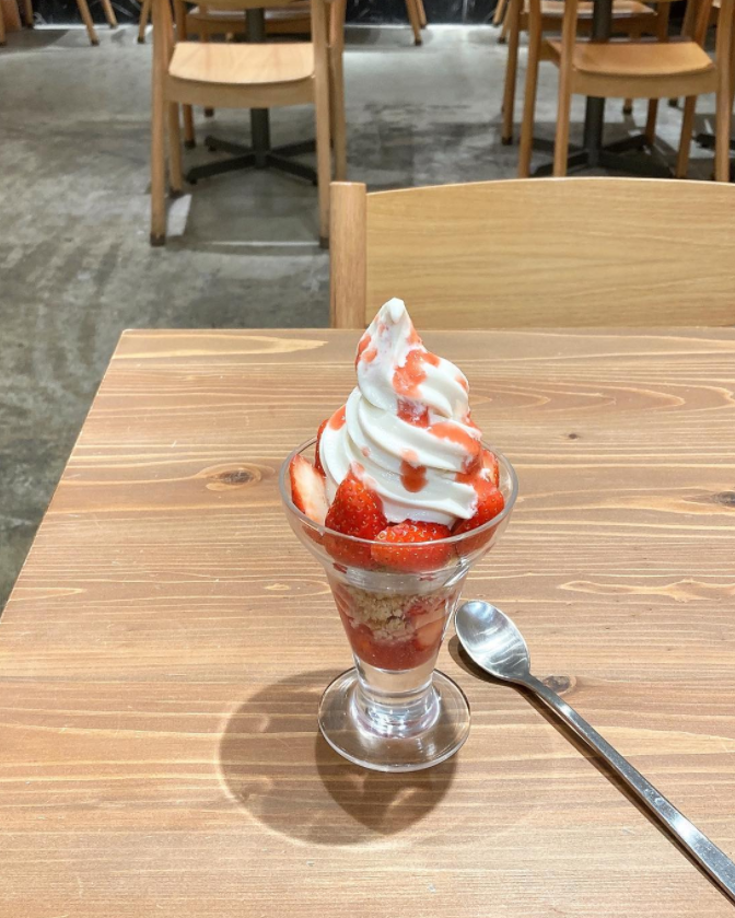 nameun73's tweet photo. Cream and strawberries are delicious https://t.co/KD7EX7bSYv